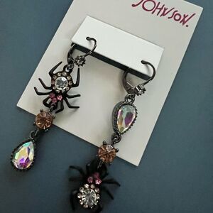 🕷️ Betsey Johnson Mismatched Black and Pink Dangle Spider Earrings 🕷️